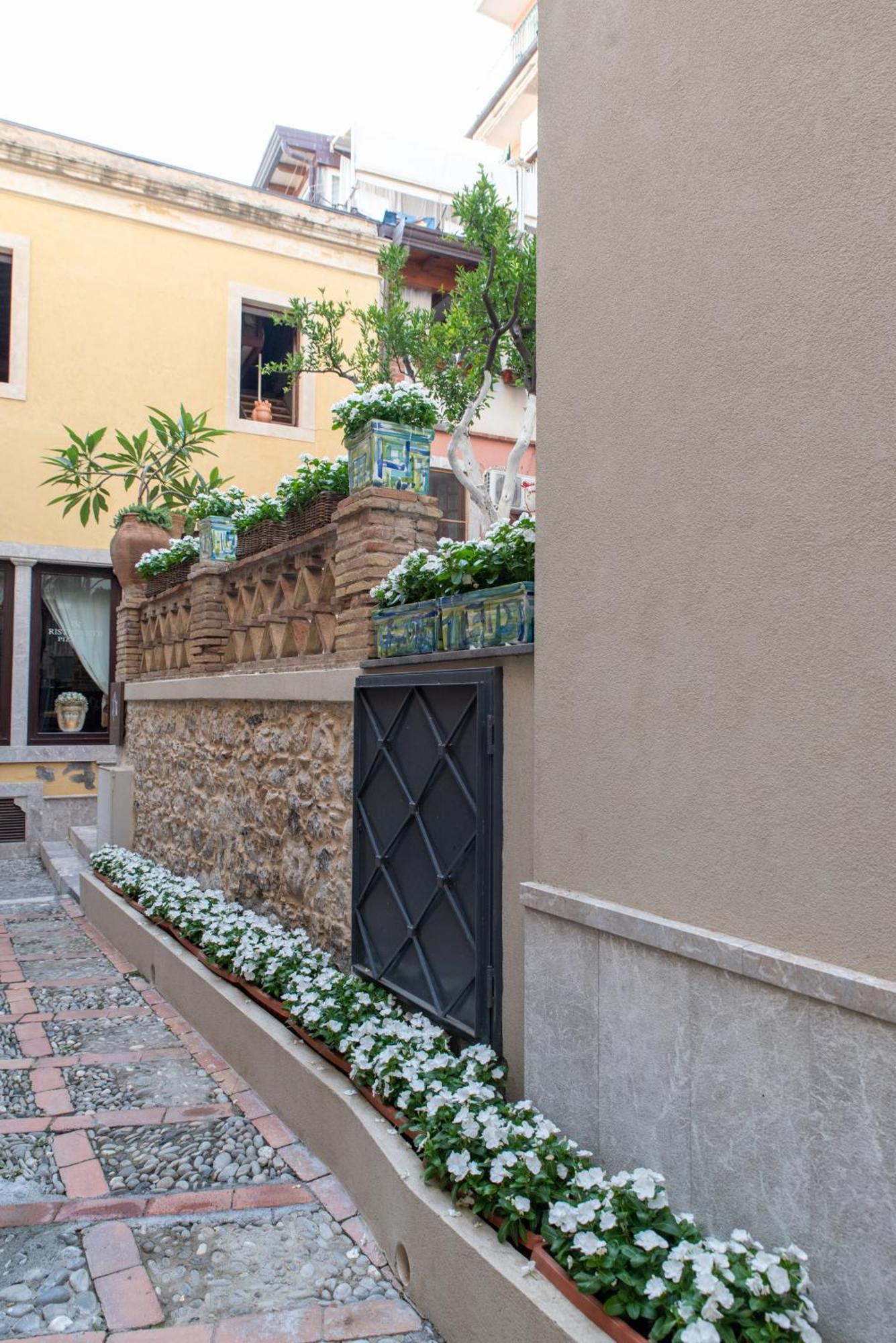 Villa D'Orville Luxury Suites Taormina Buitenkant foto