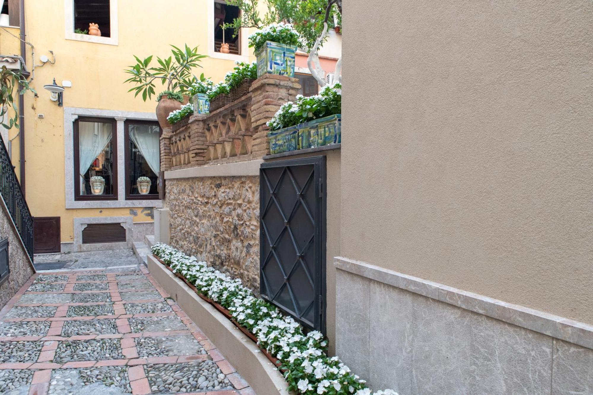 Villa D'Orville Luxury Suites Taormina Buitenkant foto